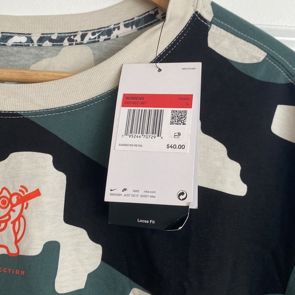 The Nike Tennis Tee - Picture 2 of 3